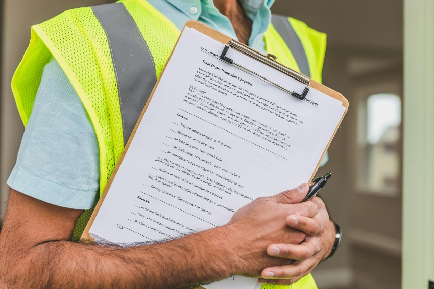 worker wearing hi vis jacket - what is the safest type of ladder?