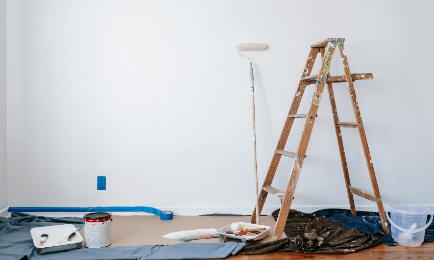 How to Carry Paint Up a Ladder