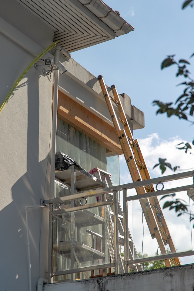 Extension Ladder Safety Tips - extension ladder leaning against the exterior of a multistorey house