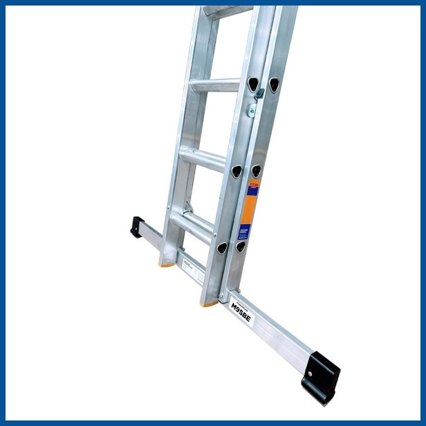 Ladder with stabiliser bar